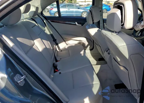 2012 Mercedes-Benz C 250 z USA, uszkodzony, nr VIN WDDGF4HB2CR215203